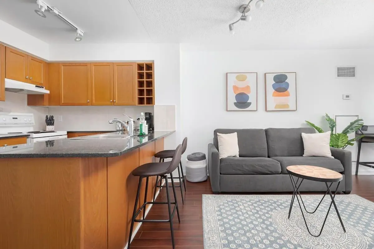 Апартаменты Lovely Studio In Downtown To Yonge Dundas Square Торонто Канада