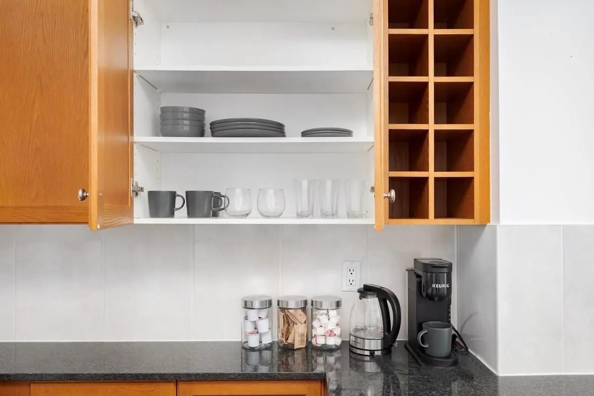 Апартаменты Lovely Studio In Downtown To Yonge Dundas Square Торонто Канада